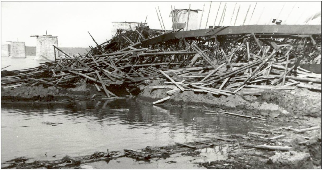 «Поезжайте на место постройки моста и вы там услышите рассказы не об одной катастрофе с фермами. Вы услышите, что мост унес уже много человеческих жертв — рабочих, погибших вследствие небрежности и недосмотра строителей», — писала в апреле 1912 года газета «Волгарь». Фото от 21 апреля 1912 года
