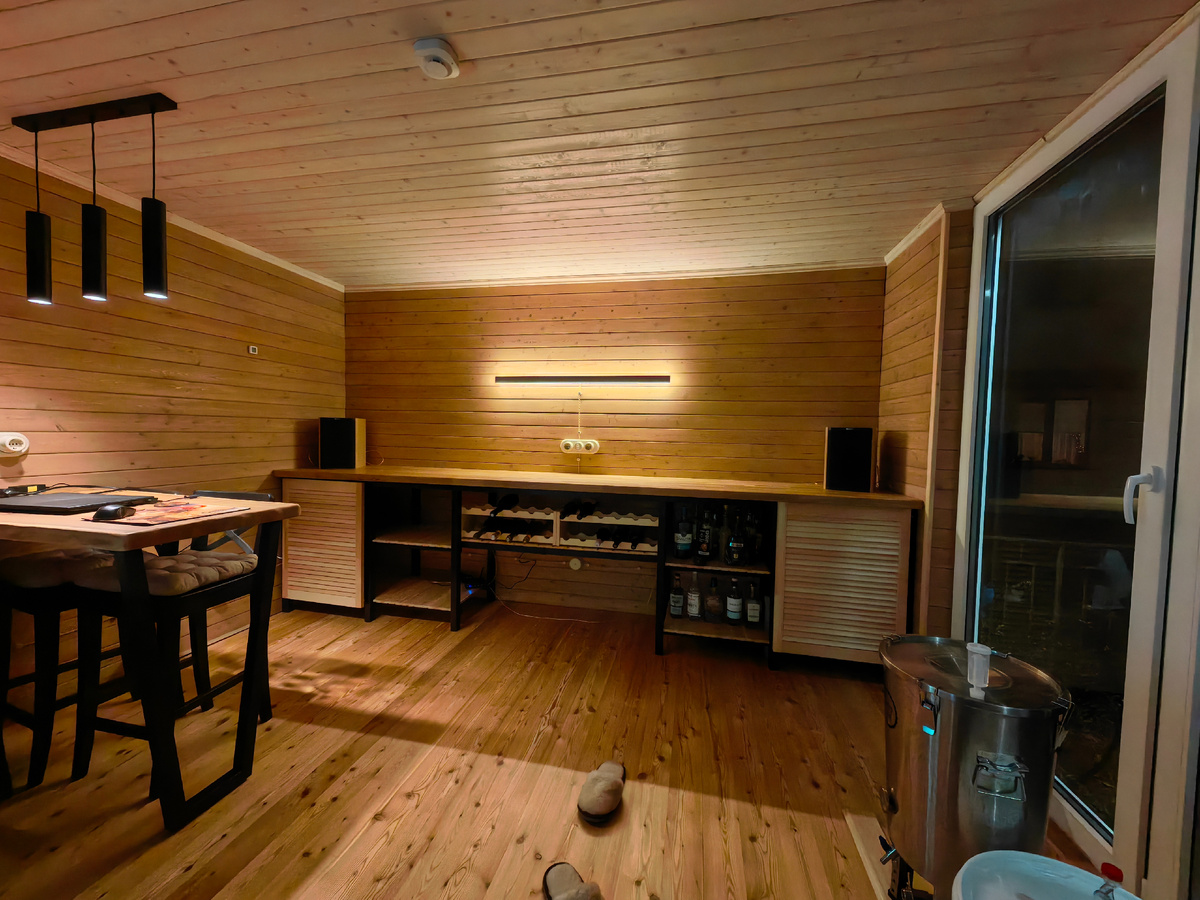 Вот такой небольшой уютный барчик получился