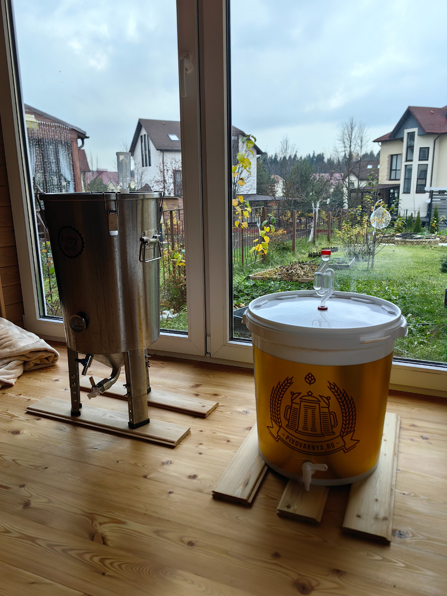 Вот это бродит лагер. В каждом танке по 25 литров.