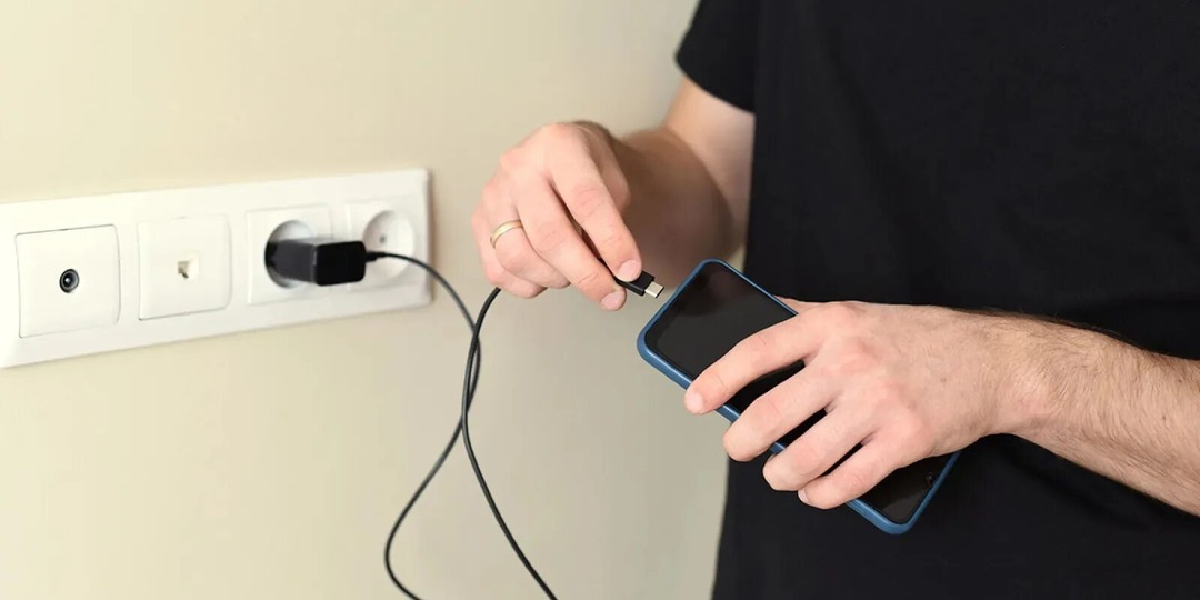 Главная ошибка при зарядке смартфона, из-за которой батарея живёт меньше года: простая инструкция для всех