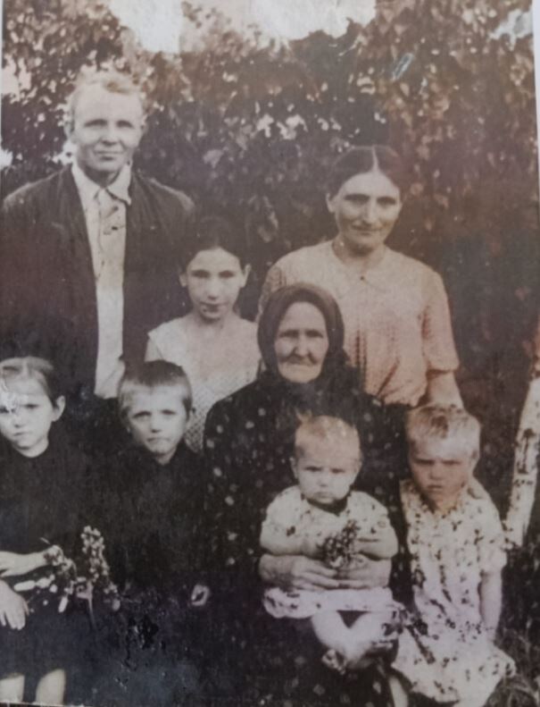 Отец, двоюродная сестра Валя, мама. Внизу: Люба, я, Галя, Лида и бабушка Лена (отцова мать). 1960 год