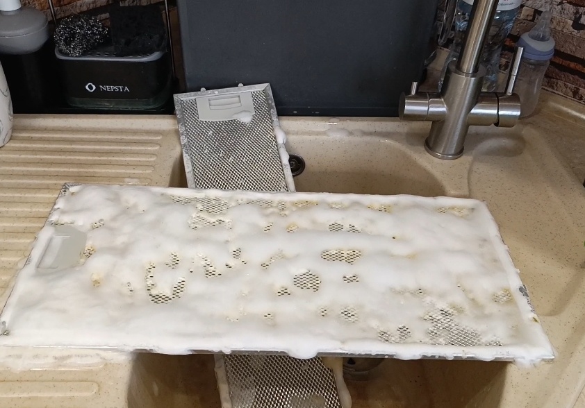 Нашла средство от жира и за небольшой промежуток времени отмыла решётки 🤗