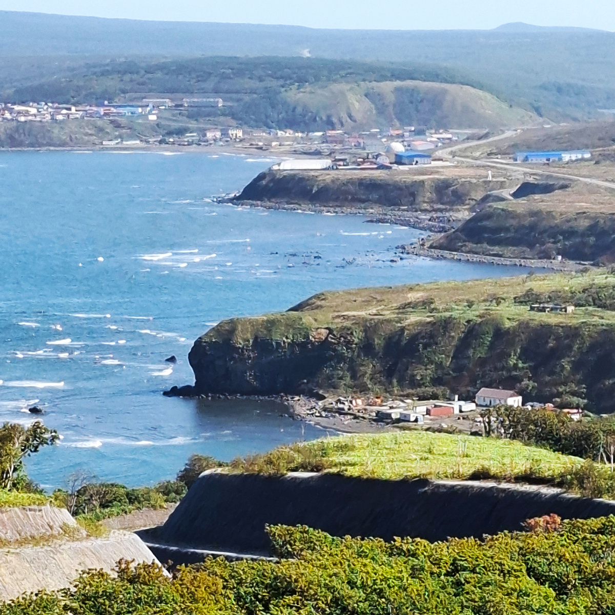 Вид на Курильск и Рыбаки (на переднем плане) со смотровой площадки. Фото автора.