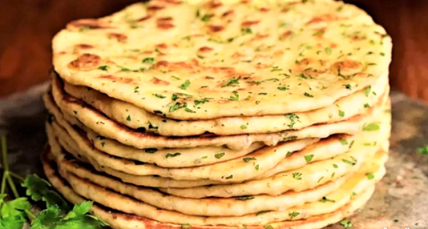    Научила моя бабушка, к чаю за 15 минут из ничего - лепешки на сковороде: вкусно, просто и по-домашнему