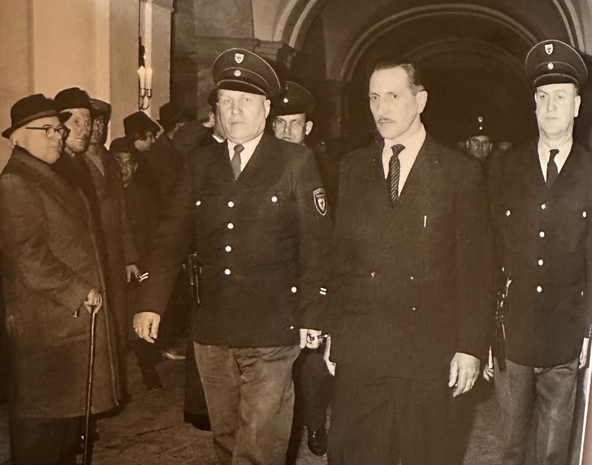 Рихарда Бугдалле выводят из зала суда после оглашения приговора, январь 1960 год.