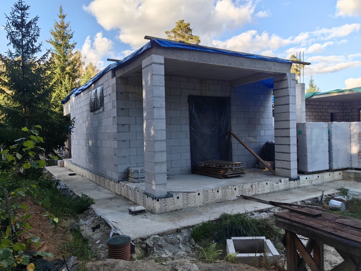 Дом из газобетона в процессе подготовки к зимовке. Объект "Интел Групп" в Подмосковье. Площадь 490 м2.