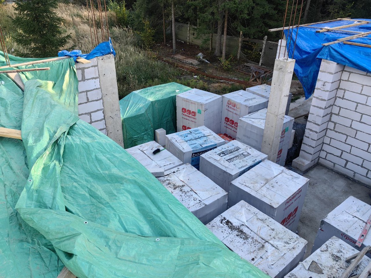 На объекте Интел Групп: армопояс и перекрытия накрываются тентами, затем они будут закреплены досками, чтобы вода не попадала под укрытие.