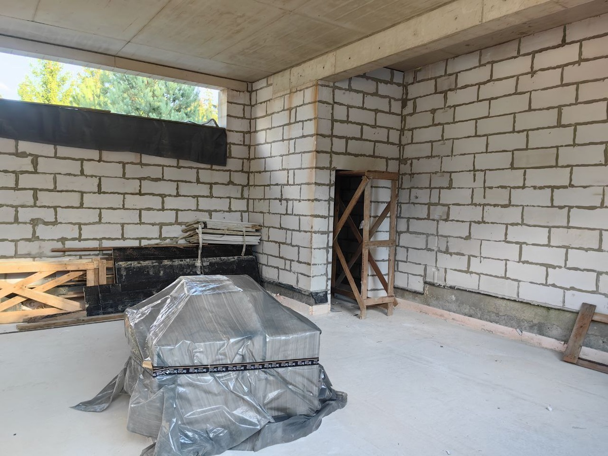 Горизонтальная поверхность закрыта пленкой: так вода не попадает в плиту, и бетон не промерзает.