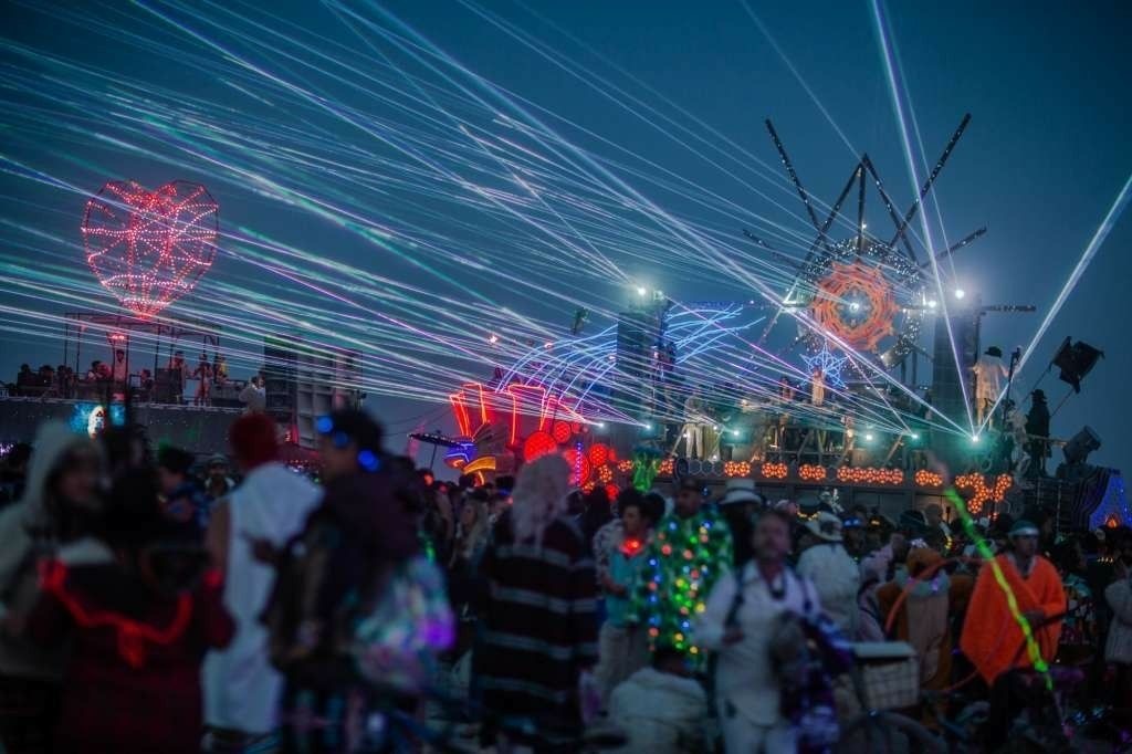 Лазеры до самого космоса ночью