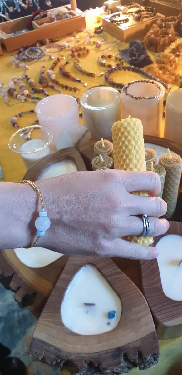 Наш стенд на одном из  маркетов и фото  чудесной девушке  выбравшей  наше украшение-браслет с розовым кварцем.