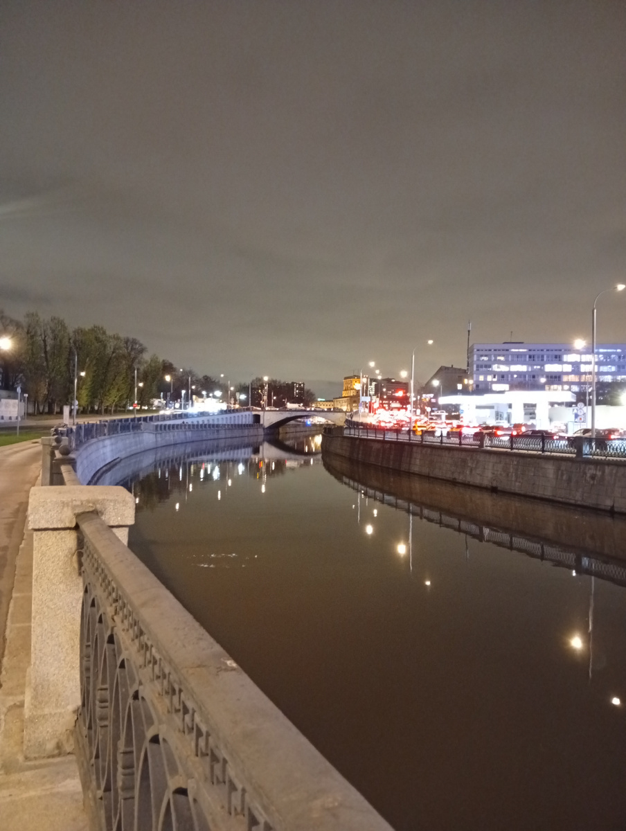 Набережная Яузы. Тут покой по вечерам.