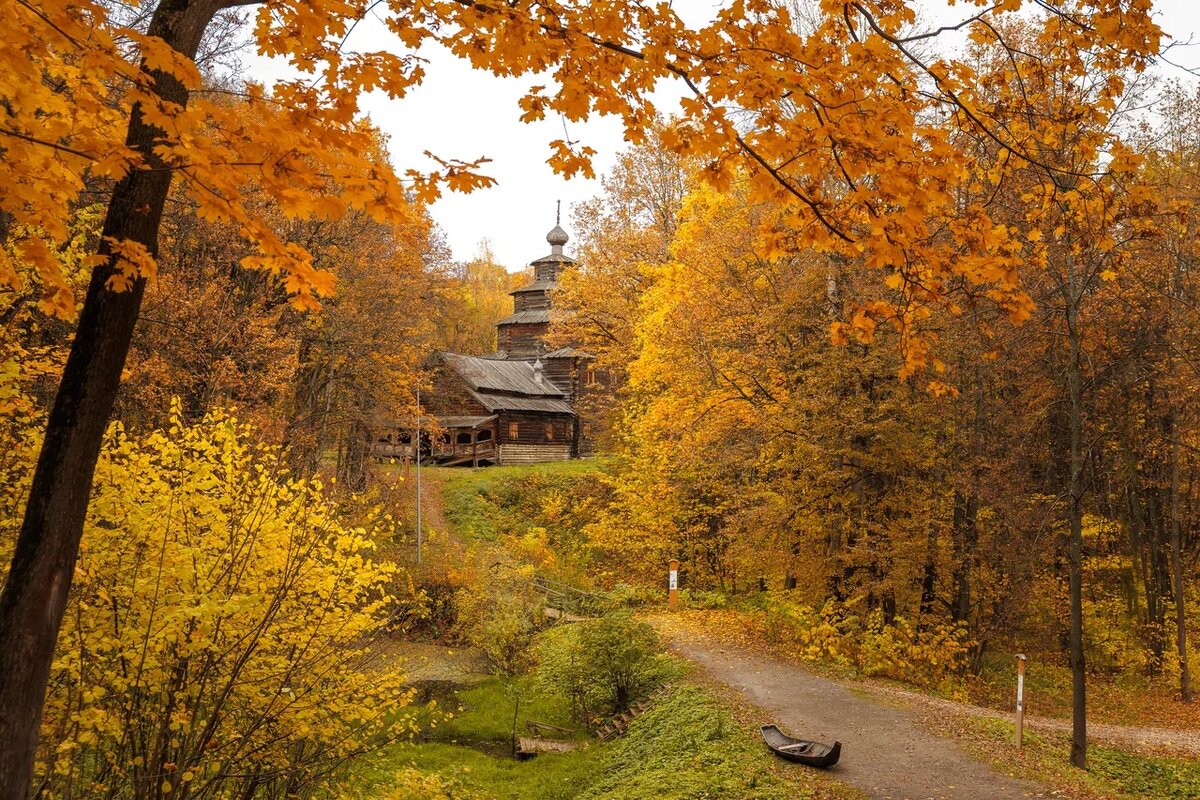 Главная аллея музея-заповедника от входа к церкви Покрова. Фото: Никита Духник
