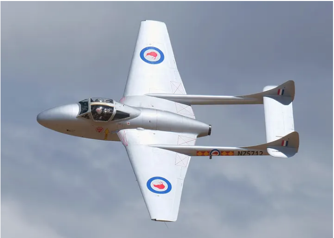 Один из первых реактивных истребителей, de Havilland Vampire, поступил на вооружение в 1945 году. 