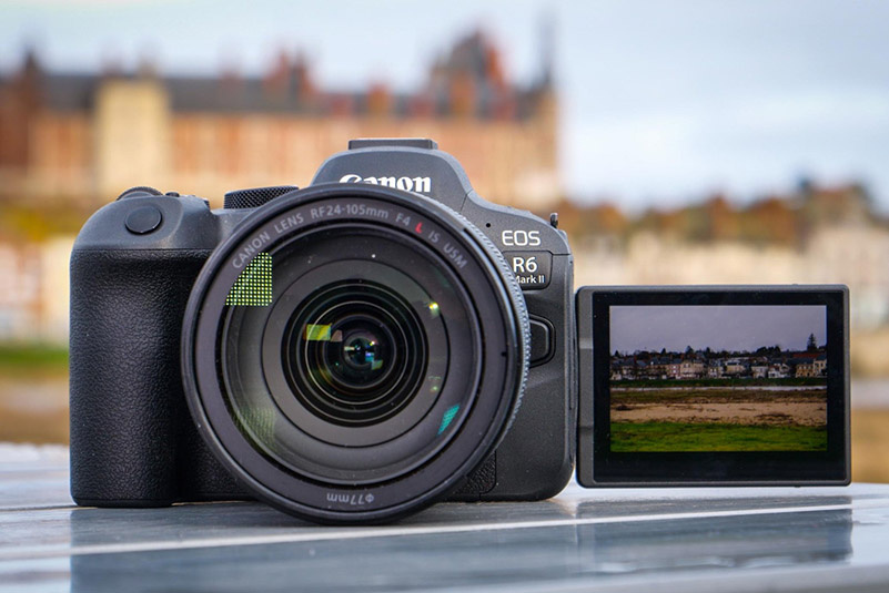 Если вы планируете снимать себя самостоятельно, удобно использовать модели с откидным экраном / Фото: engadget.com