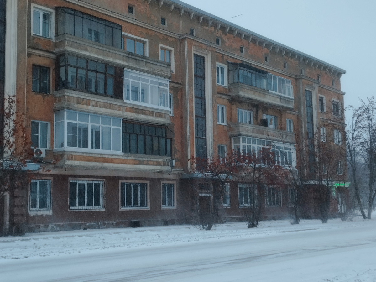 Ещё одно здание из Кемерова. Жилой дом на улице Черняховского. Понравилась оконная вертикаль над подъездом.