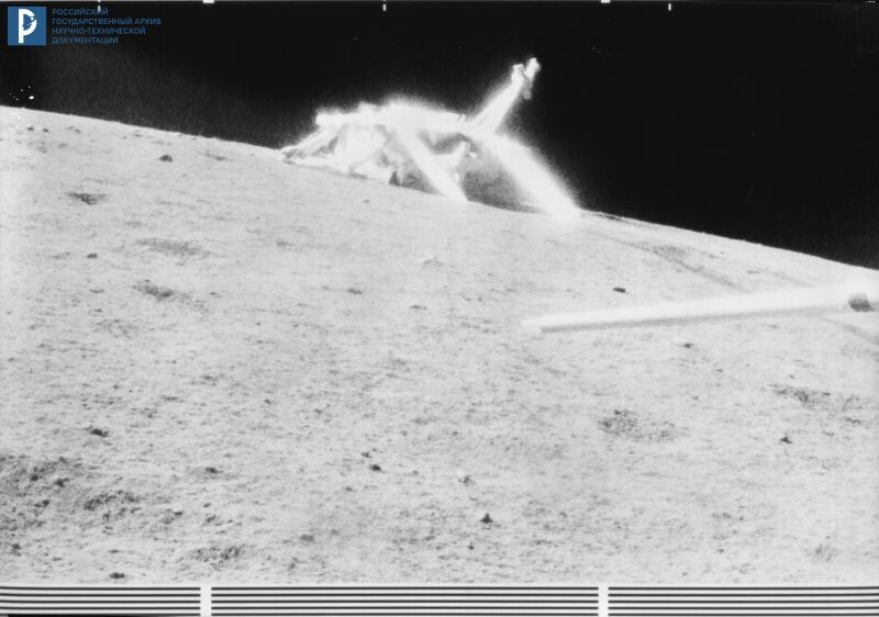 Снимок лунной поверхности, полученный с «Лунохода-1», посадочная ступень. 19.11.1970. РГАНТД. Арх. № 6-101В