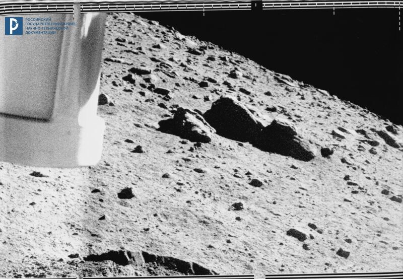 Снимок лунной поверхности, полученный с «Лунохода-1». 11.04.1971. РГАНТД. Арх. № 6-236Б