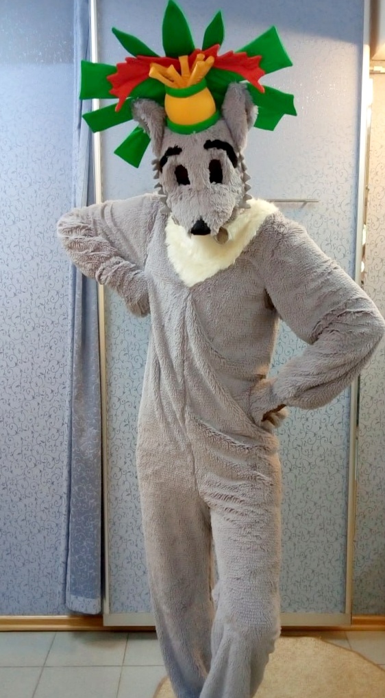 Вот эту голову тоже сначала из поролона клеили, а потом уже обтягивали тканью👌