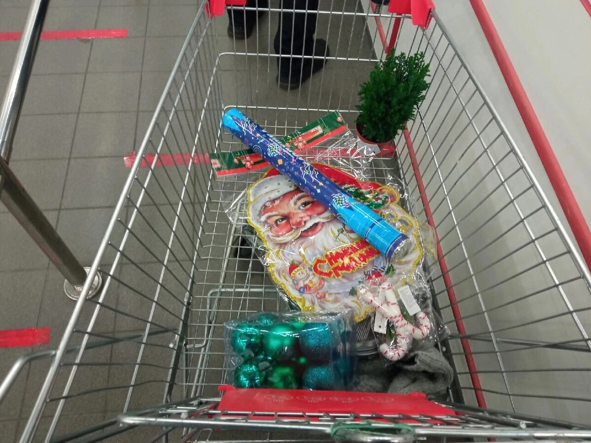 Игрушки я покупаю в декабре. Фото автора.