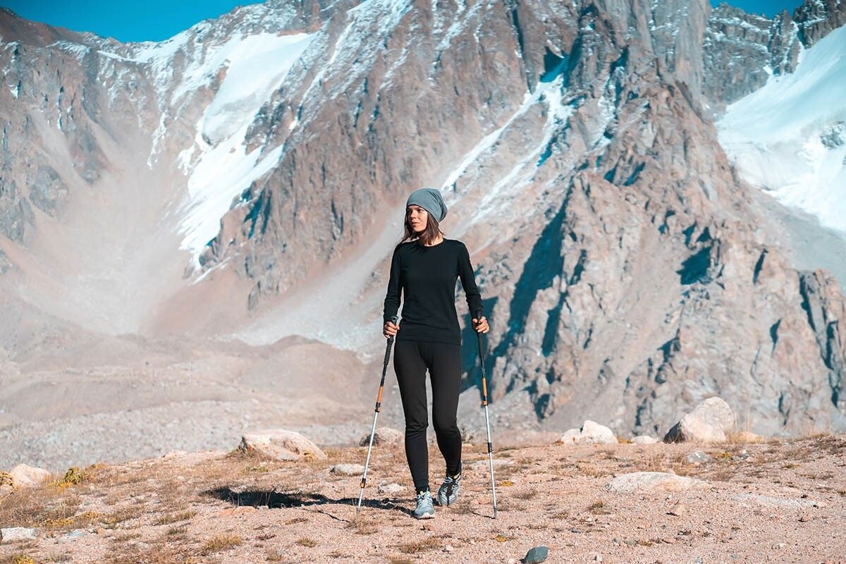 Для походов в горы выбирайте комплект плотностью выше 250 г/м² — он согреет на высоте и при сильном ветре. Источник: africa pink / Shutterstock / FOTODOM📷
