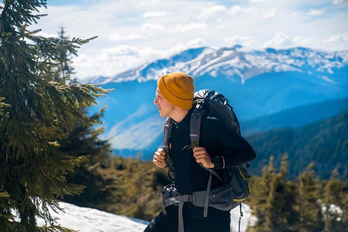 Плотное термобелье — надежный спутник для трекинга и горных маршрутов в холодное время года. Источник: africa_pink / Shutterstock / FOTODOM📷
