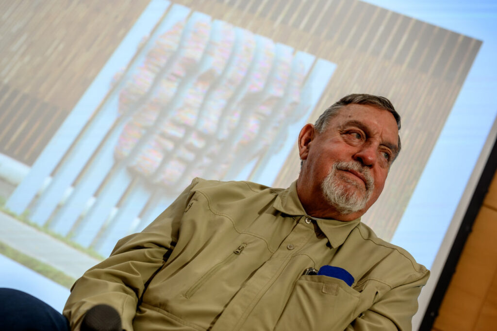      Скульптор Антон Смит