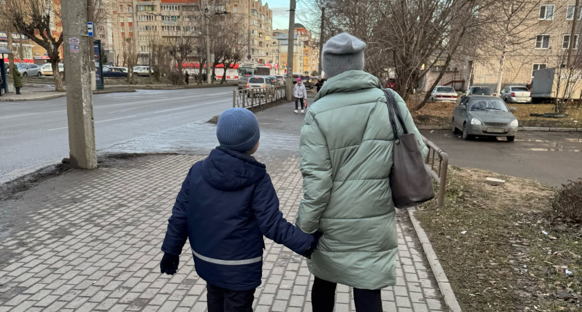    57 кировских семей получили выплаты за опекунство над детьми