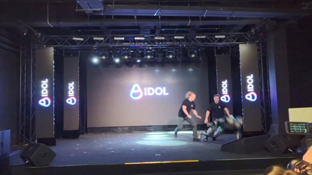 Российский робот выполняет комплекс "пьяный мужик идёт из рюмочной, но не доходит".