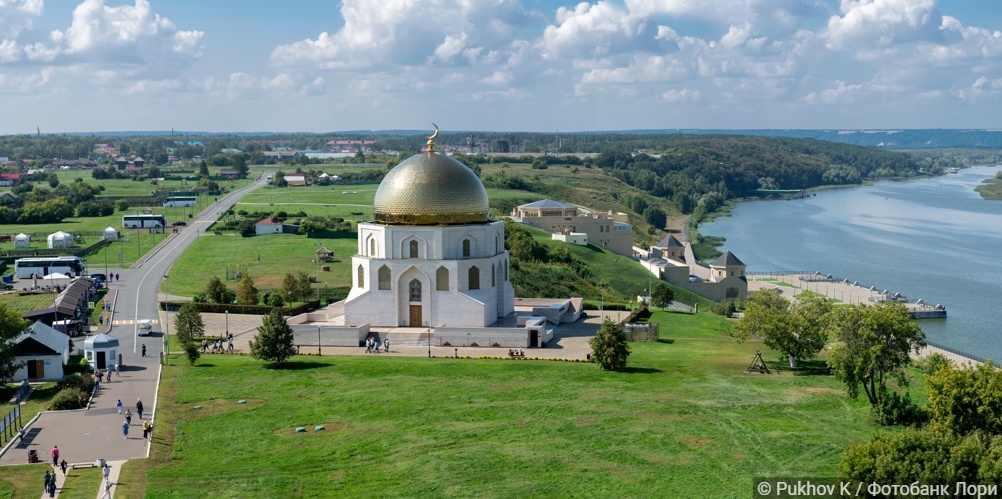 Вид сверху на музейно-выставочный комплекс «Памятный знак в честь принятия ислама волжскими булгарами в 922 году» и реку Волга. Булгар. Татарстан (2024 год)