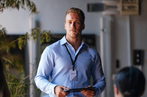 Бизнес-тренер с головным микрофоном