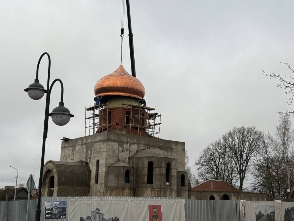 В Торопце на строящемся храме-музее установлен крест