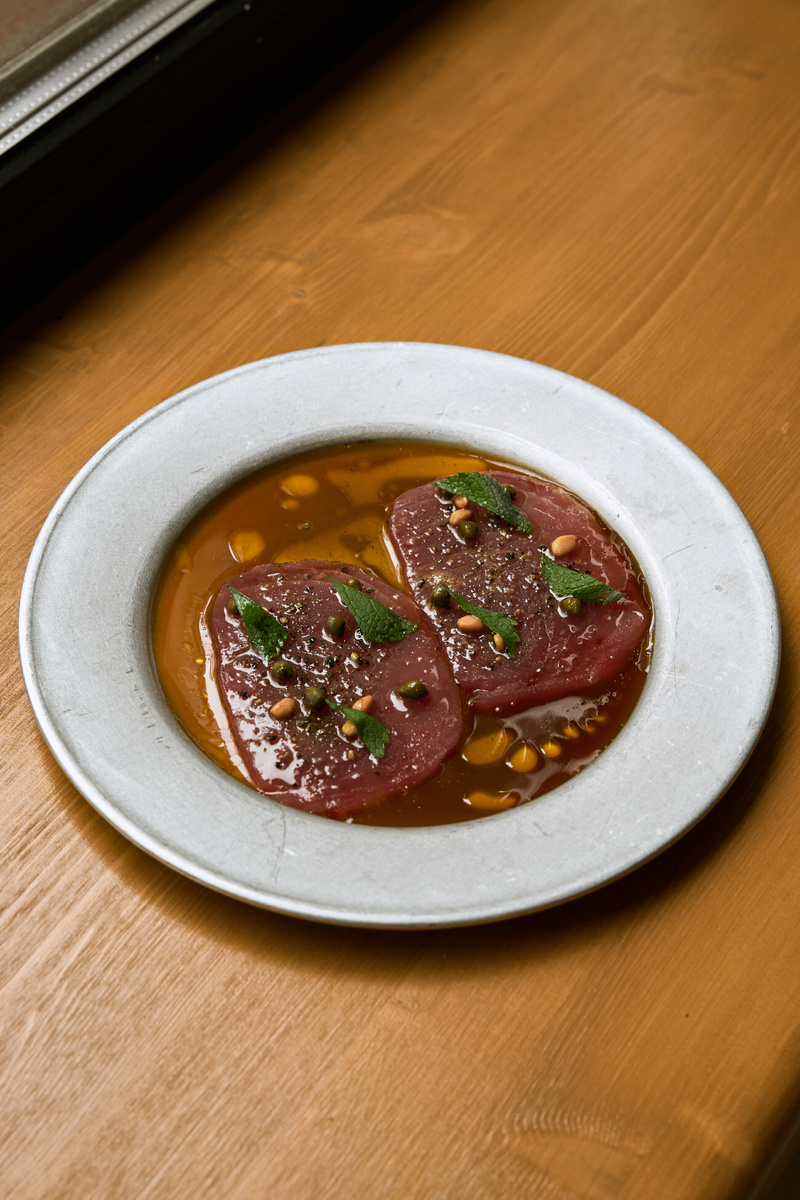 Тонато вителлос тунцом блюфин, мясным соусом и мятой