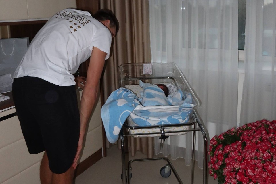    Соболев подарил супруге Елене огромный букет роз после родов. Фото: t.me/Sobolev_7