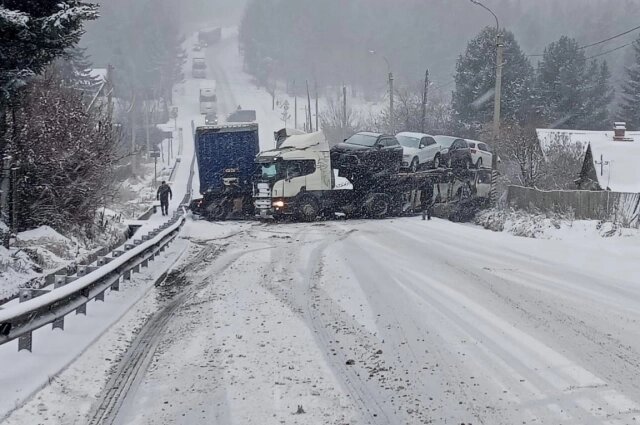    Гололёд всегда обостряет ситуацию с ДТП не только в городе, но и на федеральных трассах. Фото: Госавтоинспекция Иркутской области