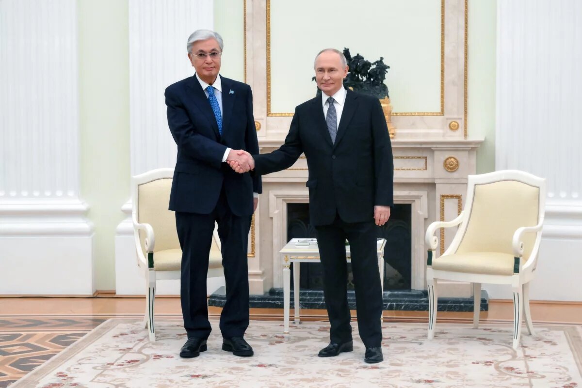    Генерал Попов объяснил сопровождение самолета Токаева истребителями России