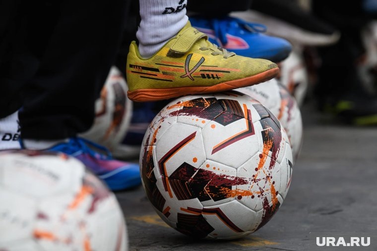     В матче приняли участие воспитанники тренера, друзья и члены семьи