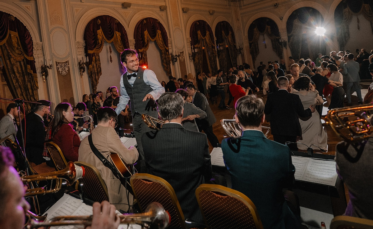 Сергей Богданов дирижирует Санкт-Петербургским джазовым оркестром