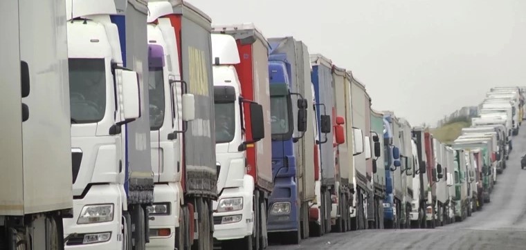 Многокилометровые пробки на границе Казахстана и России