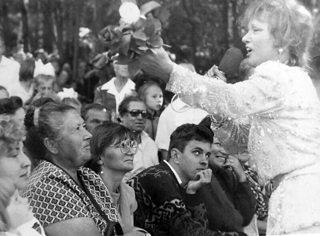 Людмила Гурченко на Фатьяновском празднике. Неизвестный автор, 1975 - 1978 год, Владимирская обл., г. Вязники, архив Евгения Викторовича Ахматова.
