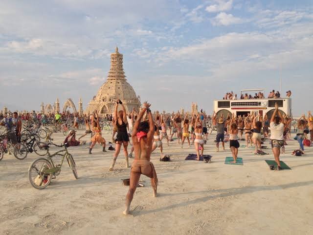 Внутри лагерей есть виды развлечений на любой вкус: от йоги голыми до игры в шахматы