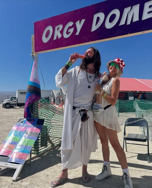 Взрослые развлечения тоже есть. Знаменитый Orgy Dome. Но если вам это не интересно - никто не потянет туда силой