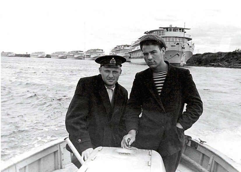 На фото запечатлен исторический перегон трехпалубников типа «Родина» по мелководной реке Сухона на Волгу. Фото из архива Волжского пароходства.