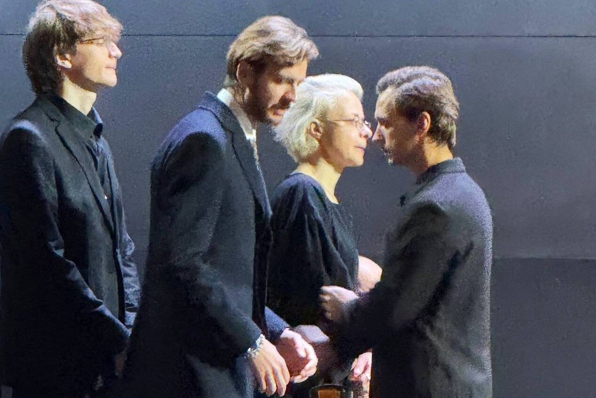     Вдова Владимира Симонова и его дети появились на церемонии прощания с ним в Театре имени Вахтангова: видео