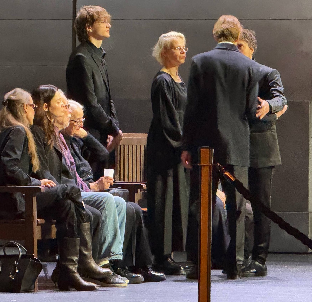    Вдова Владимира Симонова и его родные на скорбной церемонии в театреФото VOICE