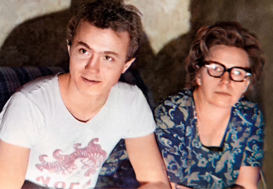 Андрей Панин с матерью