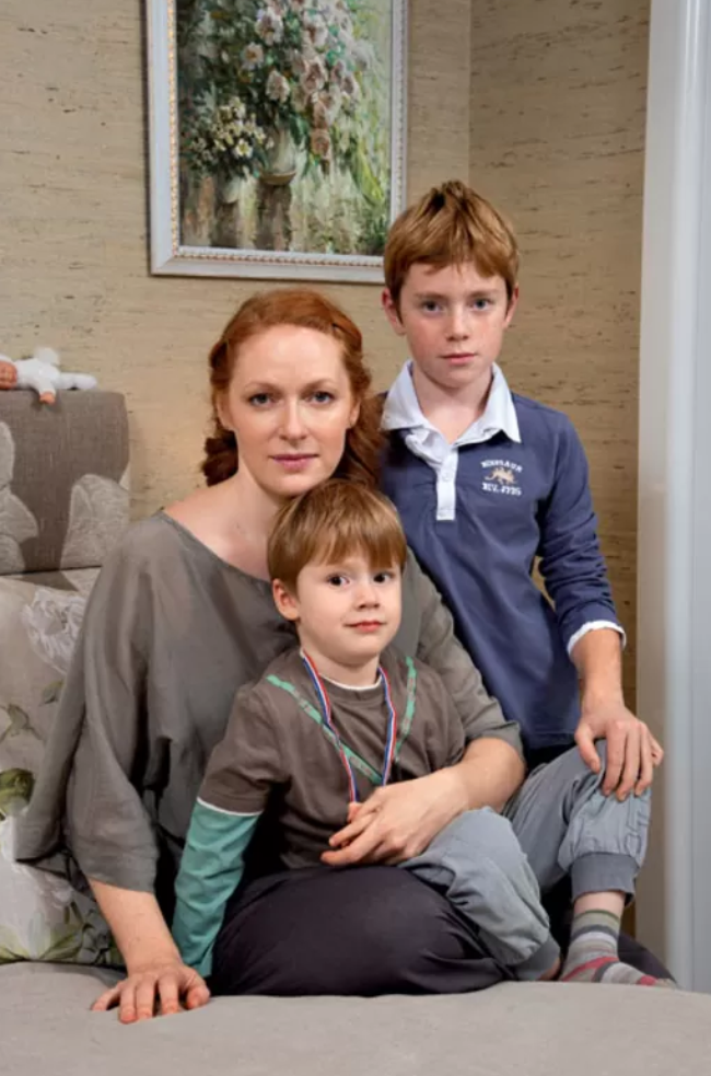Наталья Рогожкина с маленькими сыновьями