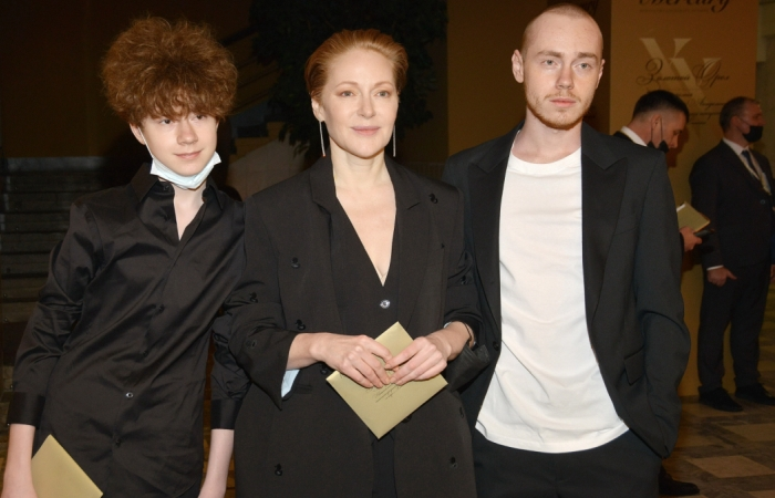 Наталья Рогожкина с сыновьями