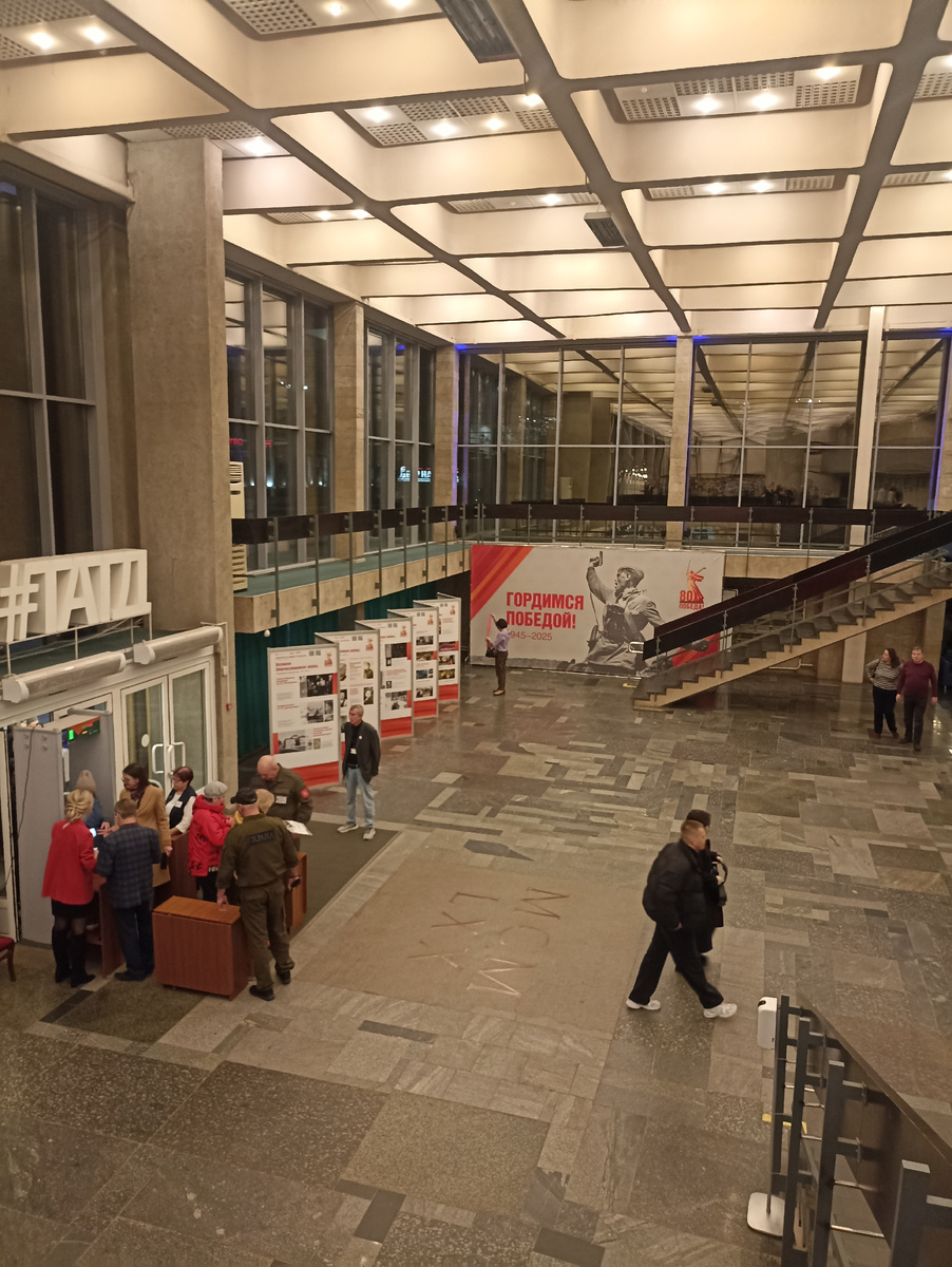 Фойе первого этажа Тульского драматического театра