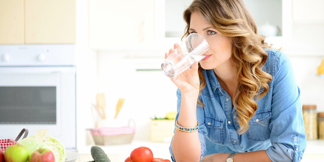 Можно ли пить во время еды — развенчиваем мифы и смотрим на факты