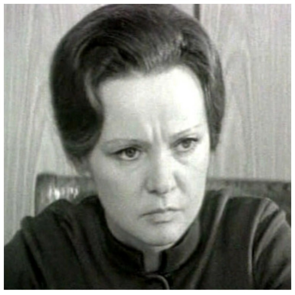 Роль директора текстильной фабрики – никаких муфт, никаких песен, наглухо застёгнутый пиджак и кожаная папка в руках